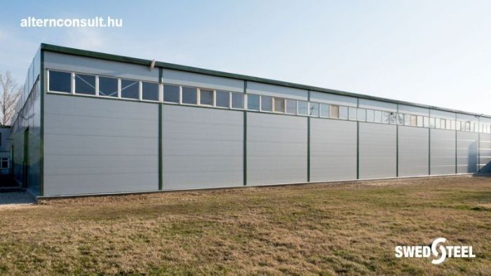 Polgárdi. Insulated production hall expansion with Swedsteel sandwich panel. Roof Mount Z200, Glamet 80 PUR roof panel, Monowall 80 PUR wall panel